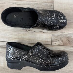Dansko women’s clogs size 40 animal print black shiny